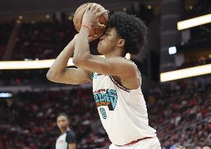 不在状态！韦尔斯10投仅3中拿到13分3板出现3失误5犯规 三分7中2