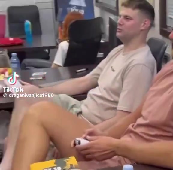 九游体育-要玩就玩最强的！约基奇在NBA2K里操纵自己