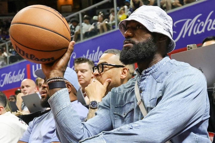 同一场地拓记打趣：詹姆斯等着看Klutch Sports同事杨瀚森呢